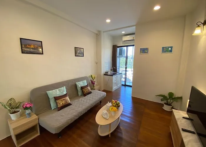 Apartment 1 Min Walk To Bts, 3 Bed 3 Bath, Entire House