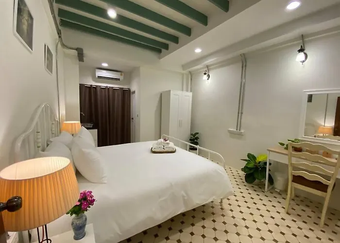 1 Min Walk To Bts, 3 Bed 3 Bath, Entire House Apartment *