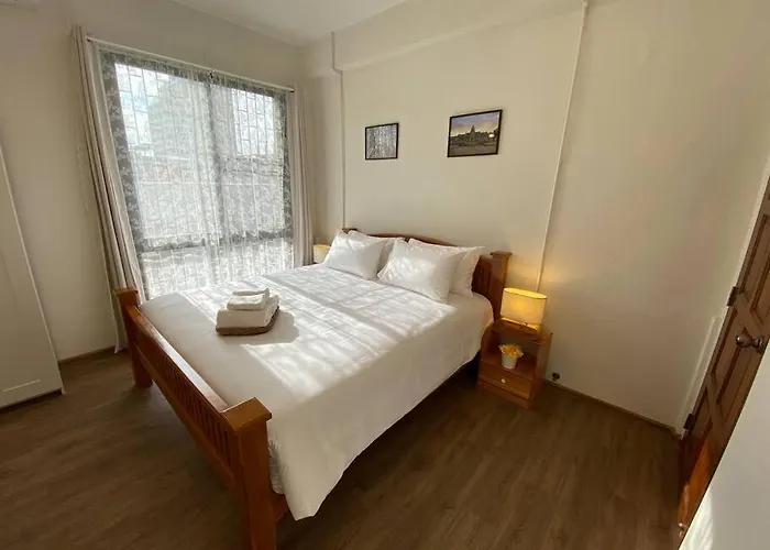 Apartment 1 Min Walk To Bts, 3 Bed 3 Bath, Entire House *