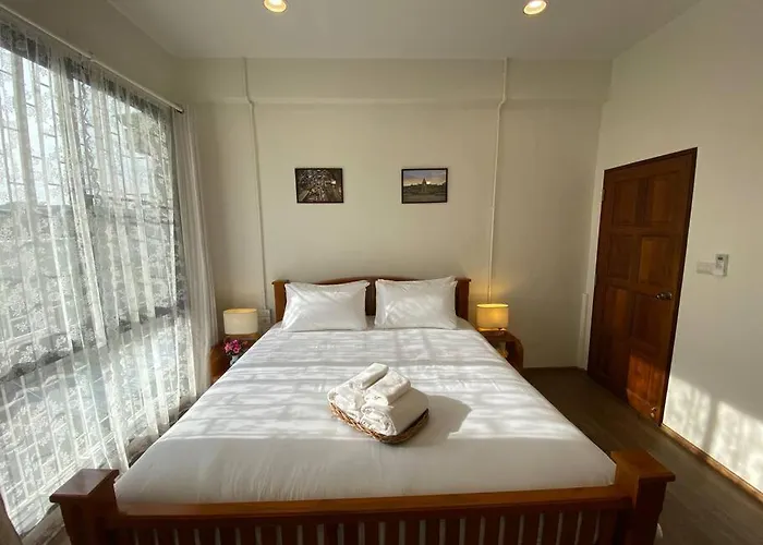 Apartment 1 Min Walk To Bts, 3 Bed 3 Bath, Entire House *