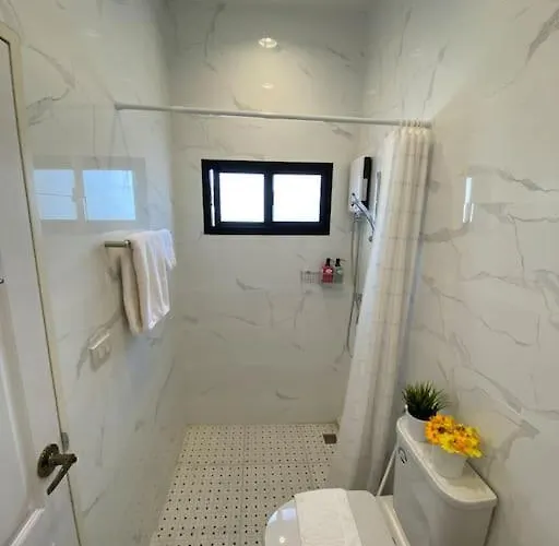 Apartment 1 Min Walk To Bts, 3 Bed 3 Bath, Entire House *