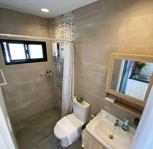 Apartment 1 Min Walk To Bts, 3 Bed 3 Bath, Entire House *