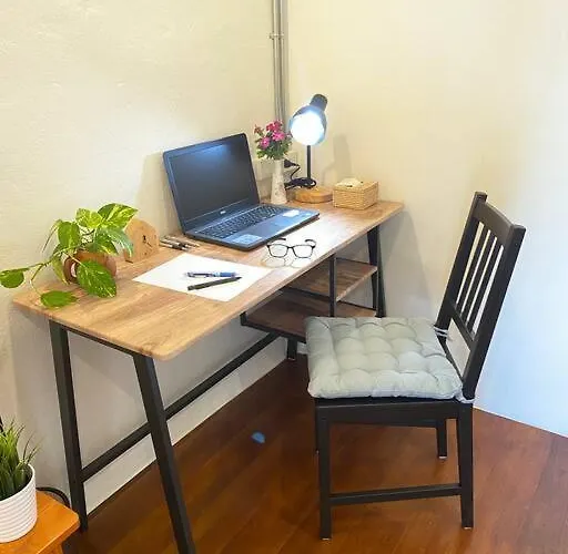 Apartment 1 Min Walk To Bts, 3 Bed 3 Bath, Entire House *