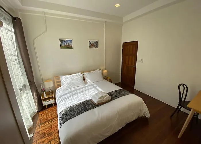 Apartment 1 Min Walk To Bts, 3 Bed 3 Bath, Entire House *