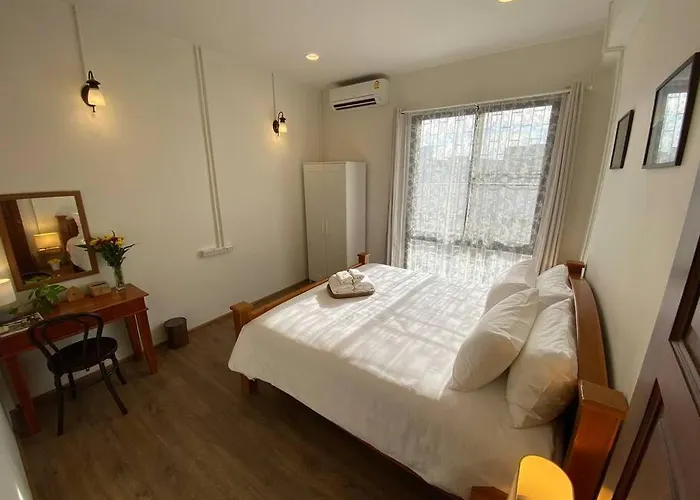 Apartment 1 Min Walk To Bts, 3 Bed 3 Bath, Entire House