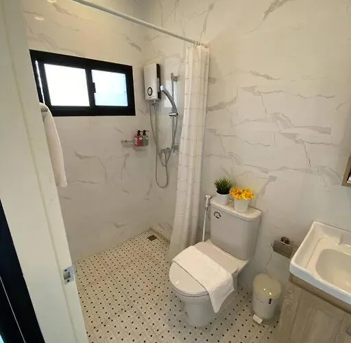1 Min Walk To Bts, 3 Bed 3 Bath, Entire House *