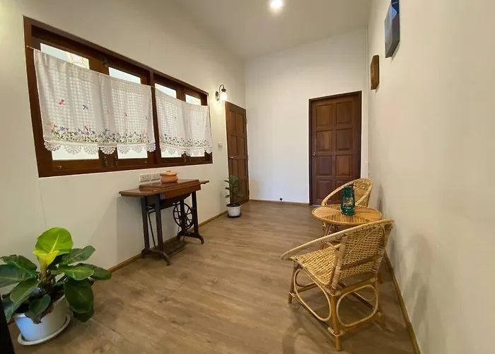 Apartment 1 Min Walk To Bts, 3 Bed 3 Bath, Entire House *