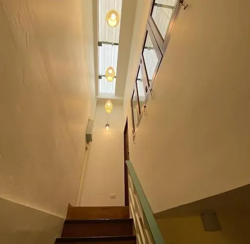 Apartment 1 Min Walk To Bts, 3 Bed 3 Bath, Entire House *