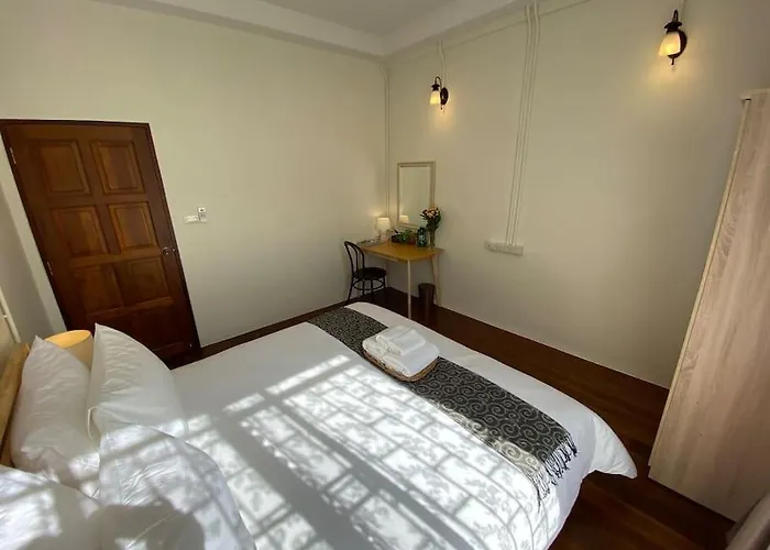 Apartment 1 Min Walk To Bts, 3 Bed 3 Bath, Entire House