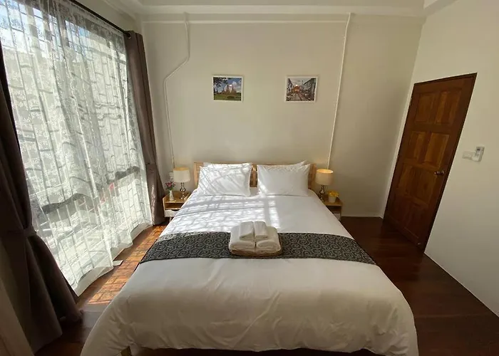 Apartment 1 Min Walk To Bts, 3 Bed 3 Bath, Entire House *