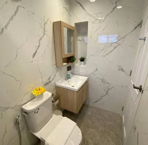 1 Min Walk To Bts, 3 Bed 3 Bath, Entire House Apartment *