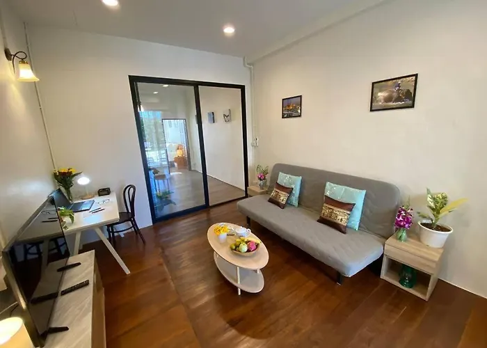 Apartment 1 Min Walk To Bts, 3 Bed 3 Bath, Entire House *