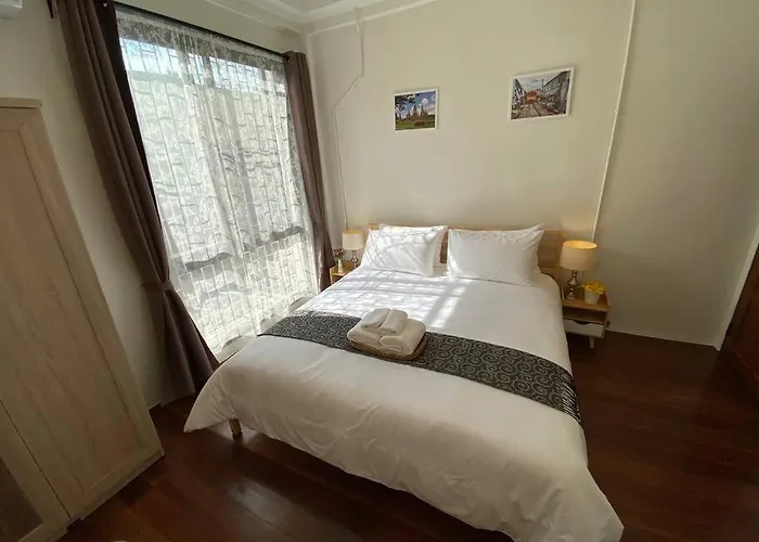 1 Min Walk To Bts, 3 Bed 3 Bath, Entire House * Bangkok
