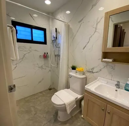 Apartment 1 Min Walk To Bts, 3 Bed 3 Bath, Entire House