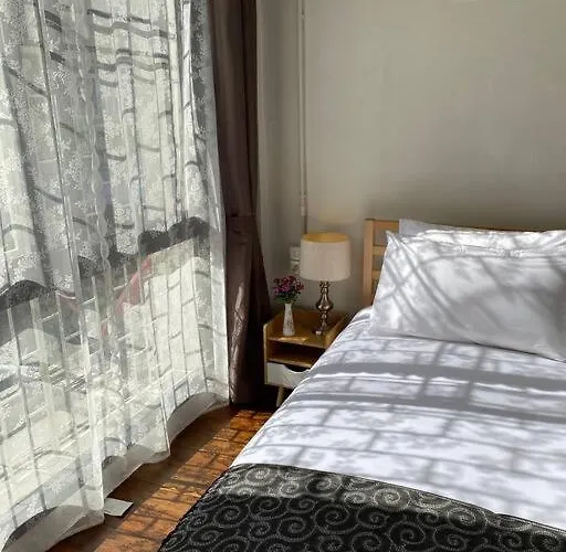 Apartment 1 Min Walk To Bts, 3 Bed 3 Bath, Entire House *